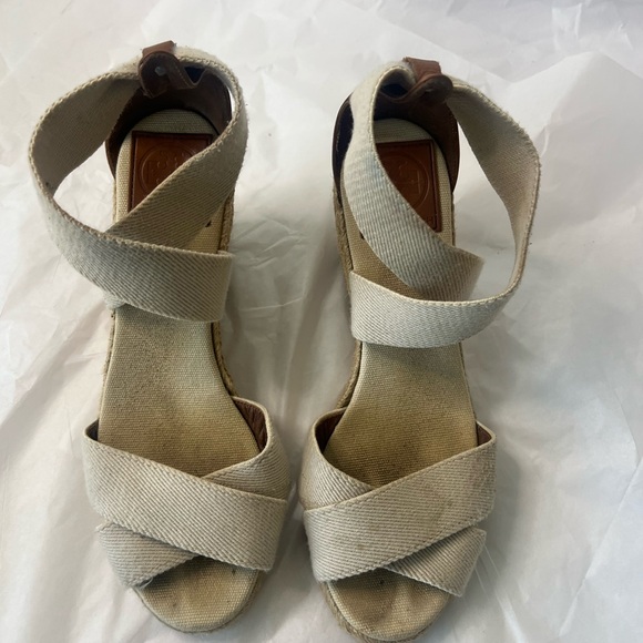 TORY BURCH Cream Wedge Sandals - Picture 13 of 16